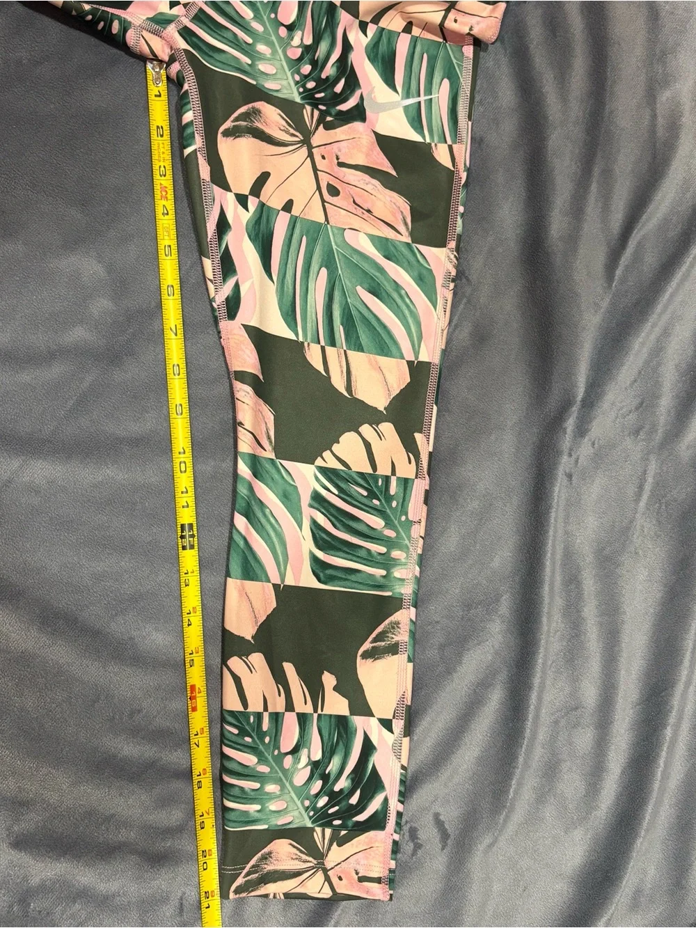 Women’s Dri-FIT cropped leggings. Pink green botanical print